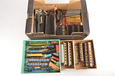 Lot 318 - Lima Hornby and other 00 and H0  gauge Locomotives Rolling stock and accessories (qty in 1 box)