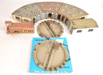 Lot 322 - Three Marklin HO Gauge unboxed 3-Road 'Roundhouse' Engine sheds 2-Road Engine  Shed and Station and two Turntables (7)