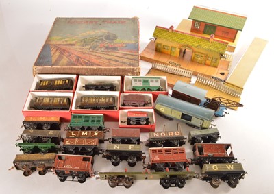 Lot 380 - Hornby 0 Gauge rolling stock and accessories (25)
