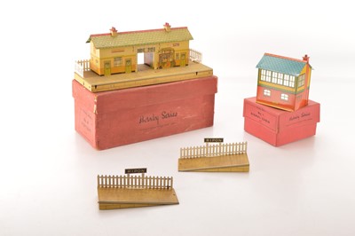 Lot 434 - Hornby 0 Gauge Pair Of Pre-war Accessories (2)