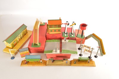 Lot 440 - Hornby 0 Gauge Pre and Post war Accessories (25)