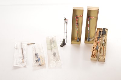 Lot 501 - Continental Finescale 0 Gauge Signals, masts and other items (8)