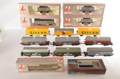 Lot 535 - Lima 0 gauge Diesel Locomotive with  Freight wagons (15)