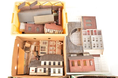 Lot 560 - Kit/ Scratch and Commercial 0 Gauge buildings, lighting, track and associated items (Lge Qty)
