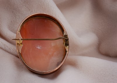 Lot 1 - A 19th Century carved shell cameo compact