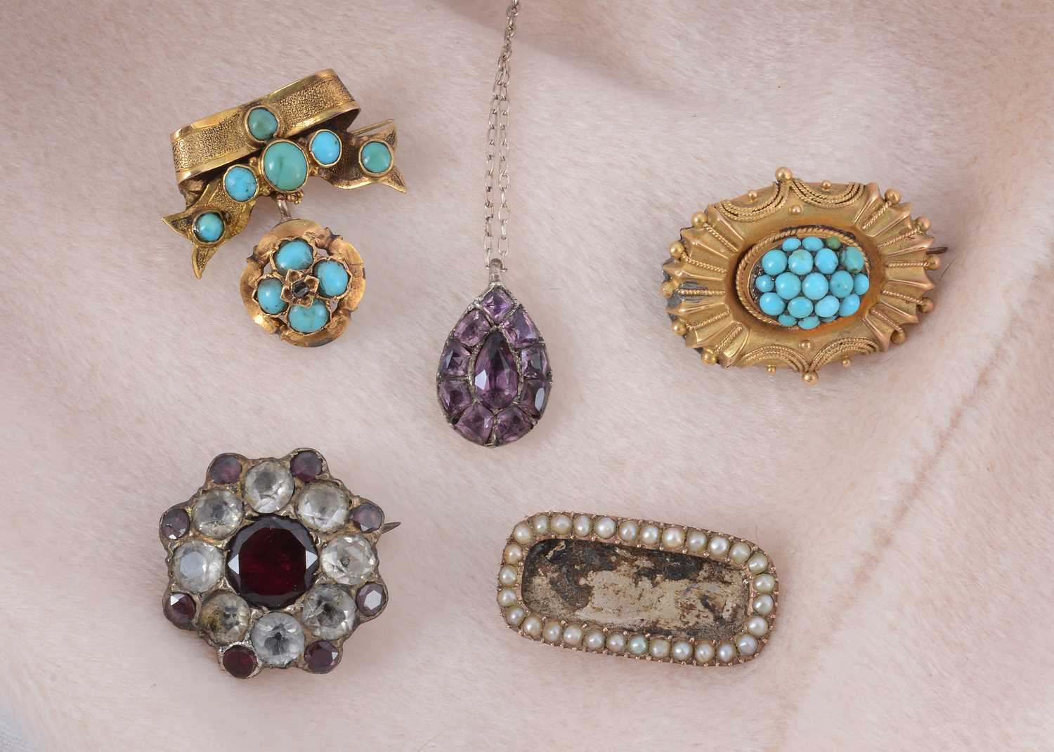 Lot 7 - A 19th Century oval and turquoise gold brooch