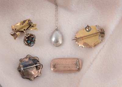 Lot 7 - A 19th Century oval and turquoise gold brooch