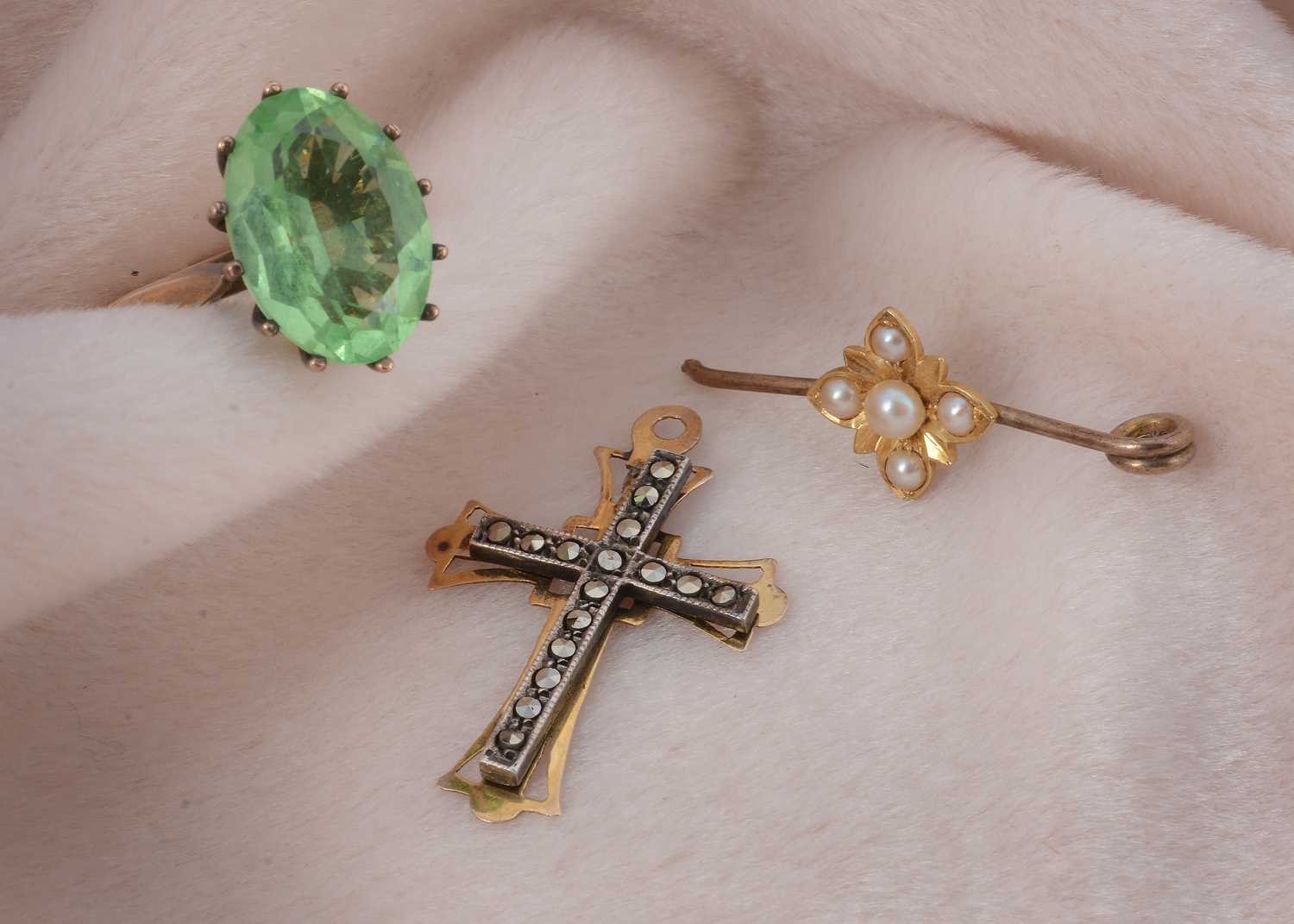 Lot 9 - A 9ct gold single green paste dress ring