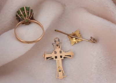 Lot 9 - A 9ct gold single green paste dress ring