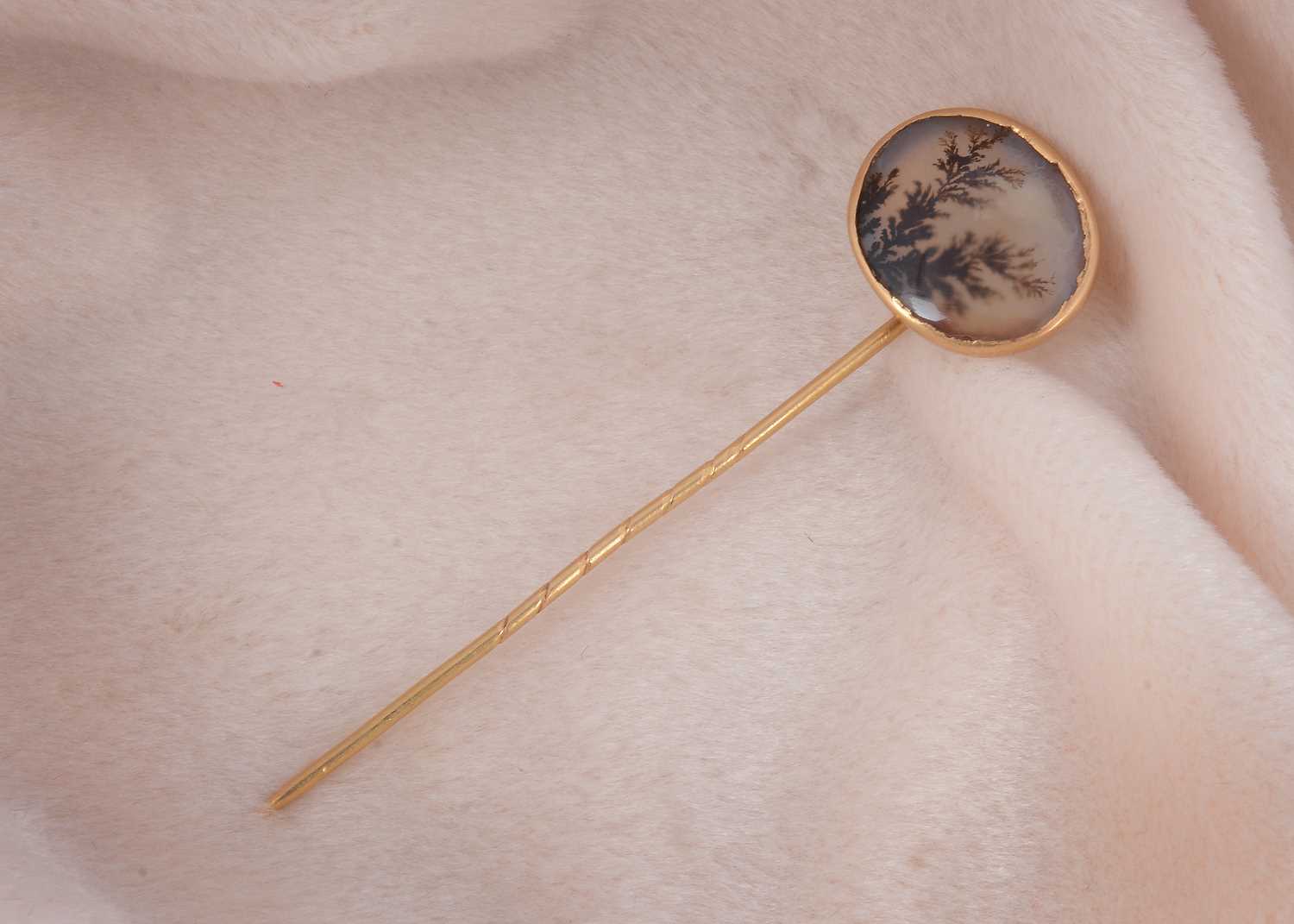 Lot 11 - A 19th Century moss agate gold mounted stick pin