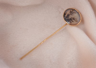 Lot 11 - A 19th Century moss agate gold mounted stick pin