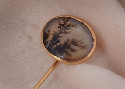 Lot 11 - A 19th Century moss agate gold mounted stick pin