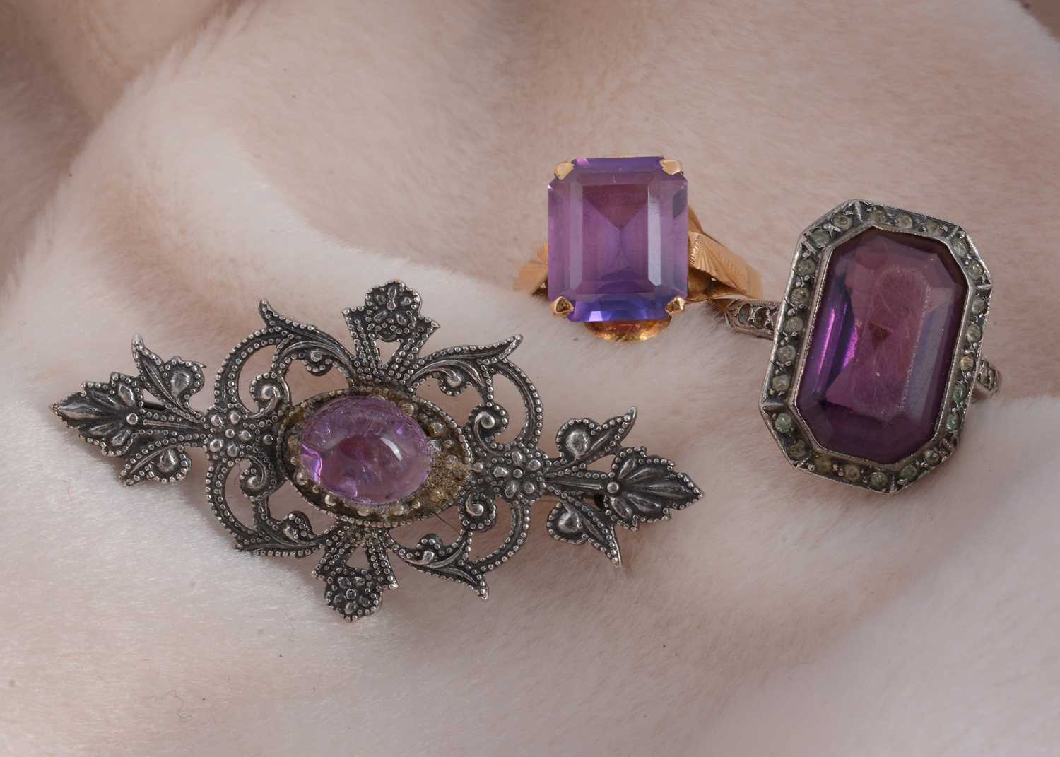 Lot 24 - A Middle Eastern 22k marked synthetic colour change corundum dress ring