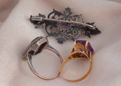 Lot 24 - A Middle Eastern 22k marked synthetic colour change corundum dress ring