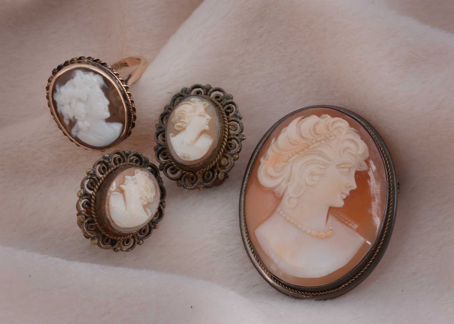 Lot 25 - An early 20th Century shell carved cameo dress ring