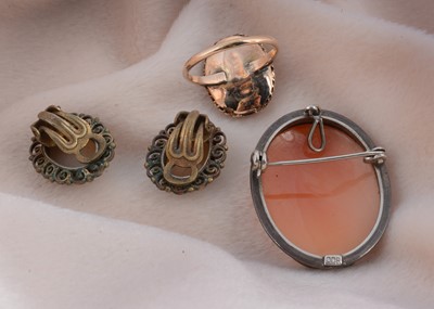 Lot 25 - An early 20th Century shell carved cameo dress ring