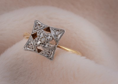 Lot 26 - An art deco platinum and 18ct gold square shaped tablet ring