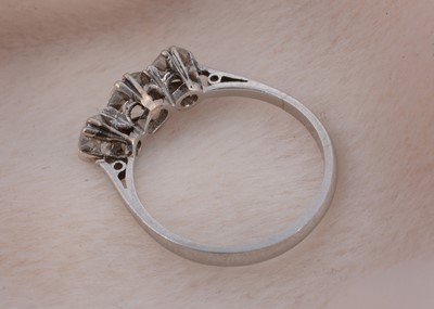 Lot 31 - An art deco platinum three stone diamond dress ring
