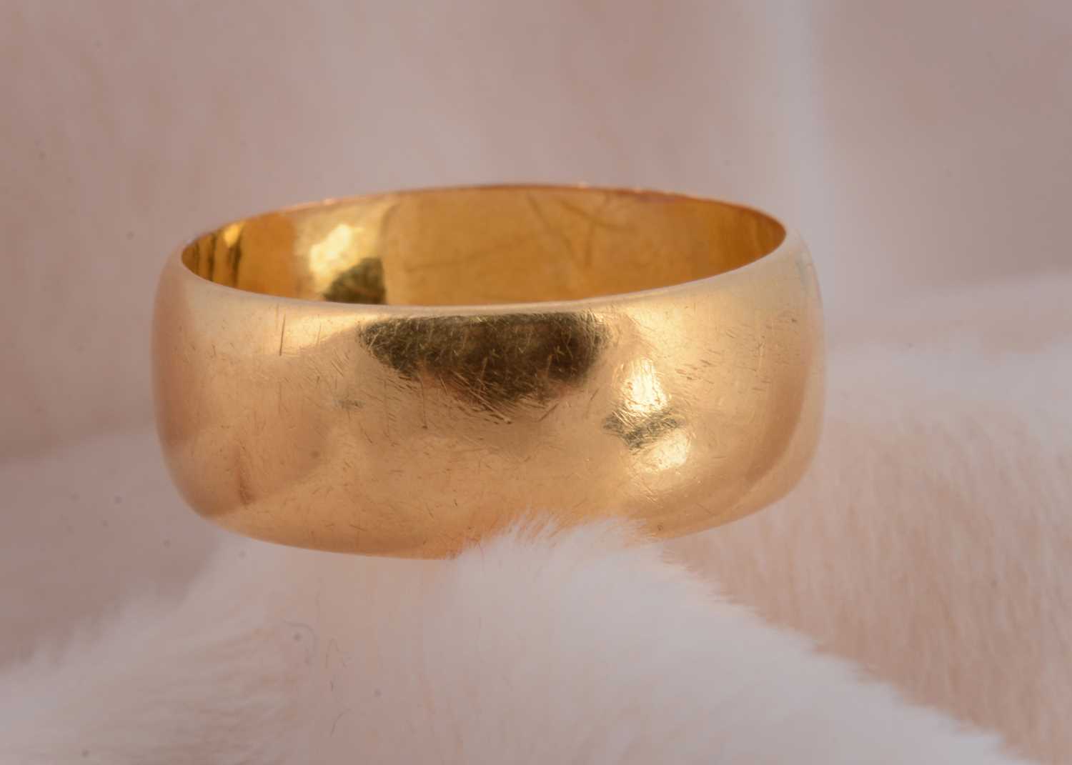 Lot 36 - A 22ct gold barrel shaped wedding band