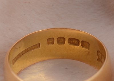 Lot 36 - A 22ct gold barrel shaped wedding band