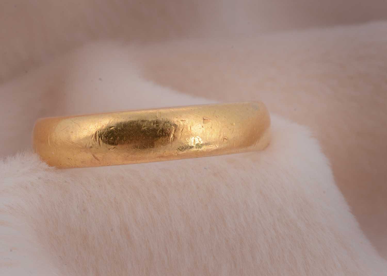 Lot 37 - A 22ct gold D shaped wedding band