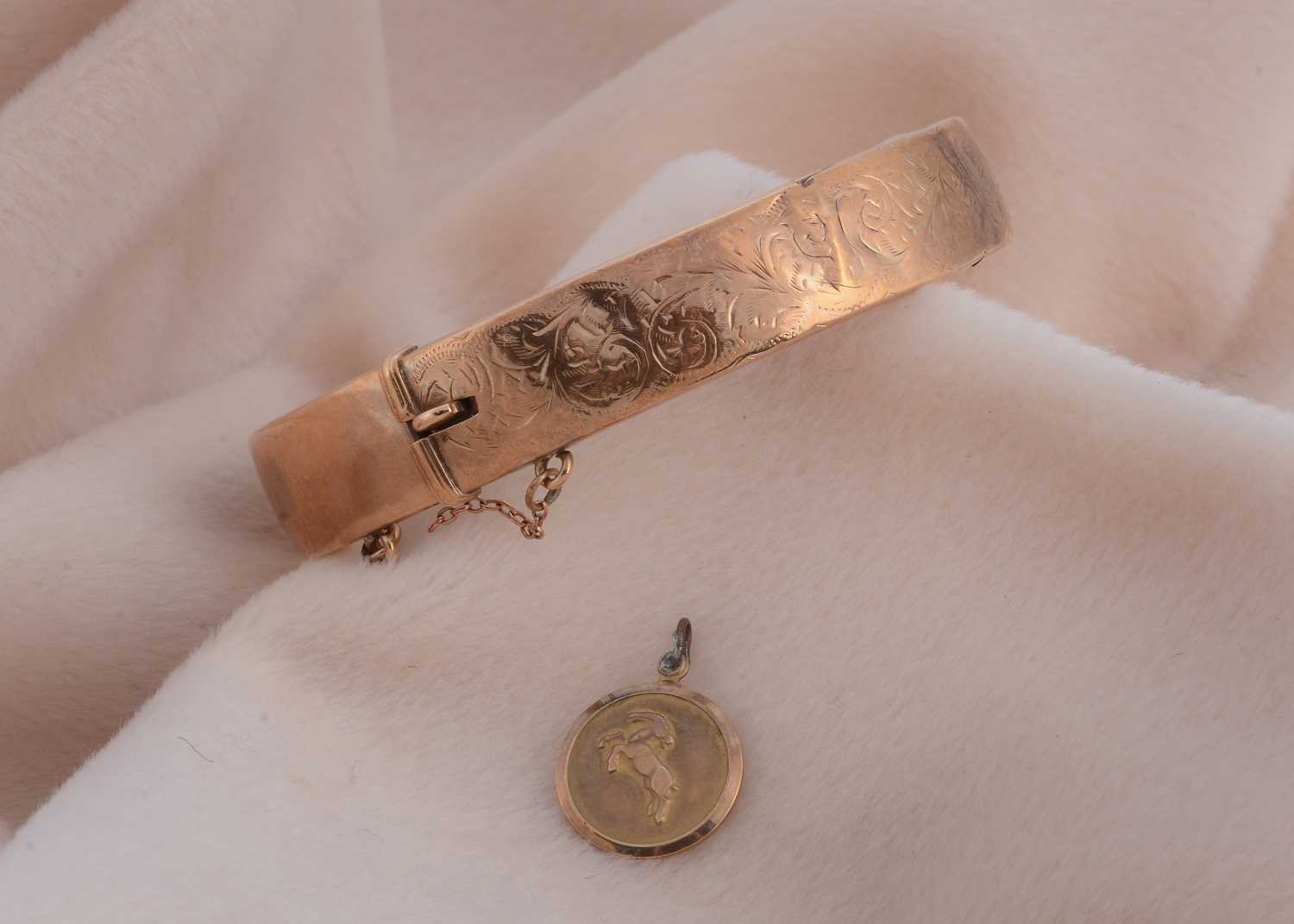 Lot 39 - A 9ct gold hinged bangle