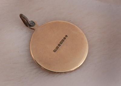 Lot 39 - A 9ct gold hinged bangle