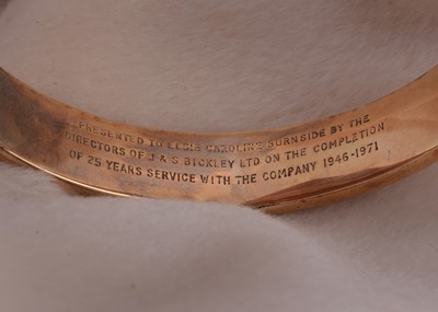 Lot 39 - A 9ct gold hinged bangle