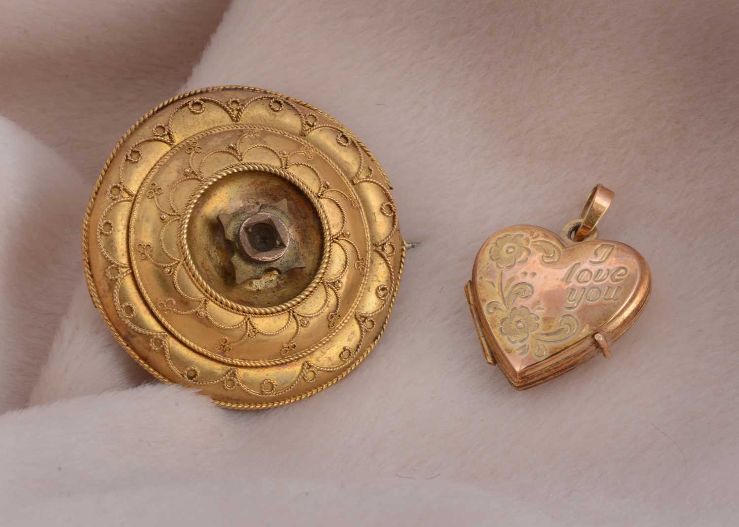 Lot 40 - A 9ct gold heart shaped locket of modern design