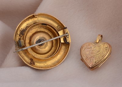 Lot 40 - A 9ct gold heart shaped locket of modern design