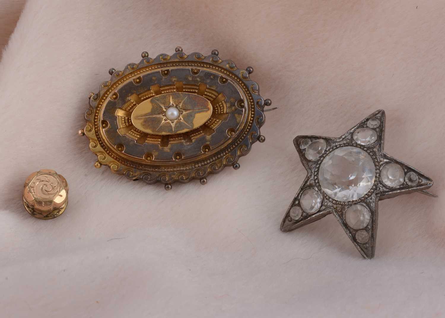 Lot 41 - A 19th Century yellow meatal seed pearl oval brooch with box back