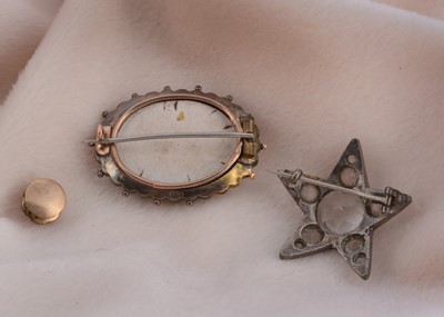 Lot 41 - A 19th Century yellow meatal seed pearl oval brooch with box back