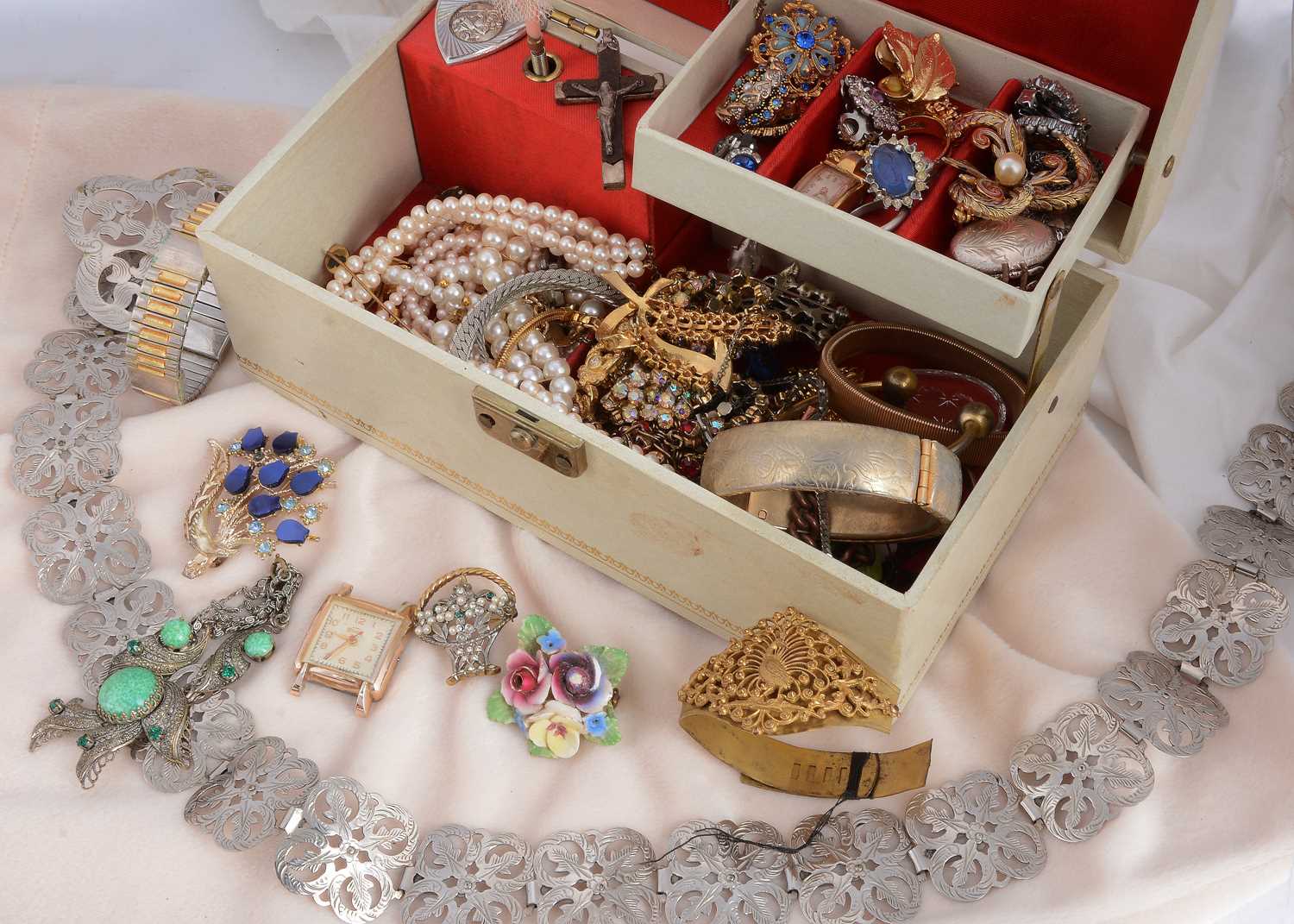 Lot 42 - A quantity of costume jewellery