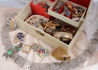 Lot 42 - A quantity of costume jewellery