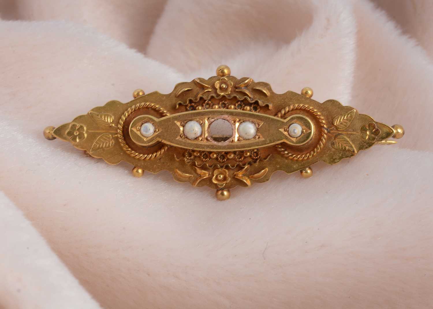 Lot 44 - An Edwardian 9ct gold Chester seed pearl bar brooch