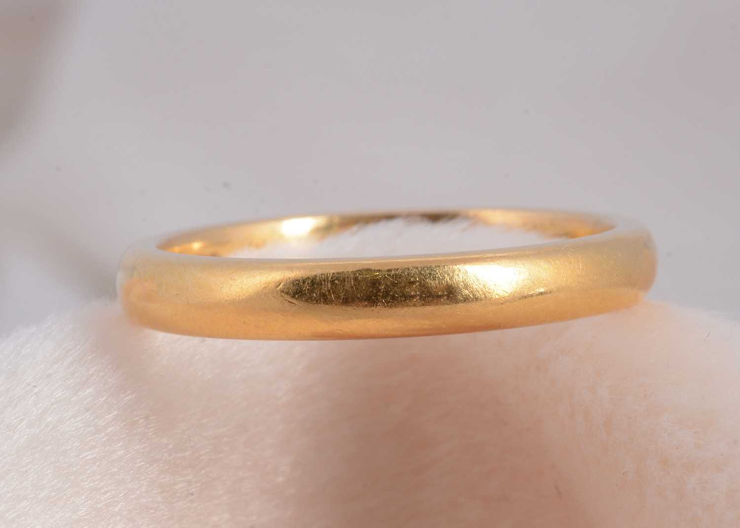 Lot 48 - A 22ct gold round wedding band