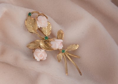 Lot 56 - A continental 14k hardstone and emerald floral spray brooch