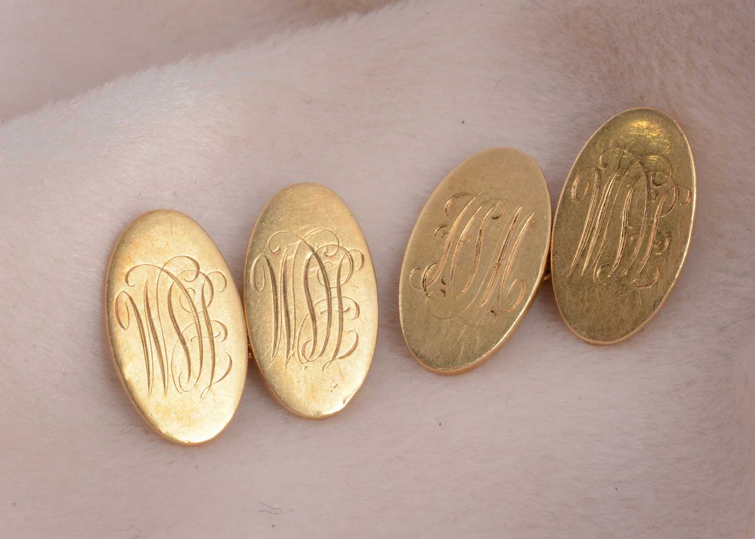 Lot 60 - A pair of 18ct gold oval chain linked cufflinks