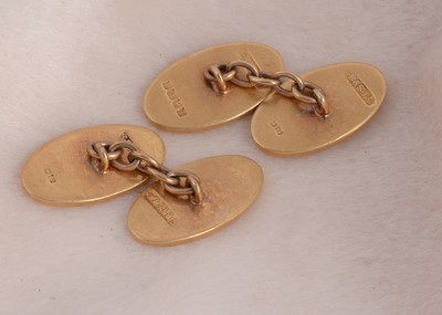 Lot 60 - A pair of 18ct gold oval chain linked cufflinks