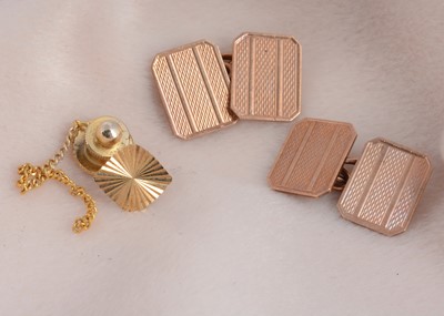 Lot 61 - A pair of 9ct gold engine turned rectangular cufflinks