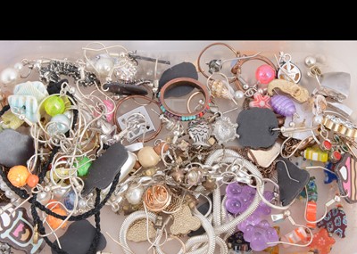 Lot 64 - A collection of costume jewellery