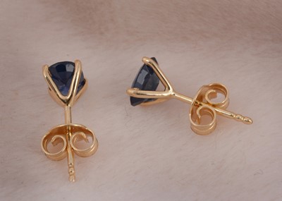 Lot 70 - A pair of 18ct gold oval mixed cut sapphire ear studs