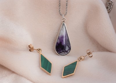 Lot 82 - A pair of 9ct gold malachite lozenge shaped ear drops