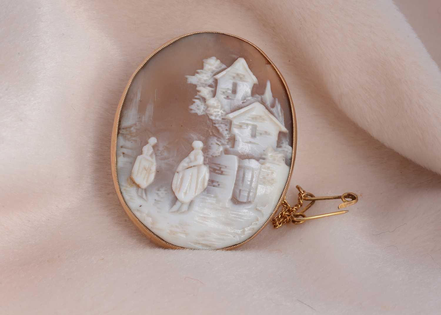 Lot 84 - A 19th Century carved shell cameo of a landscape