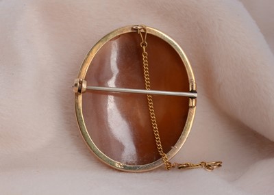 Lot 84 - A 19th Century carved shell cameo of a landscape