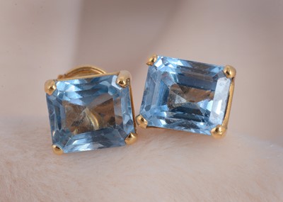 Lot 85 - A pair of 18ct gold synthetic blue spinel ear studs