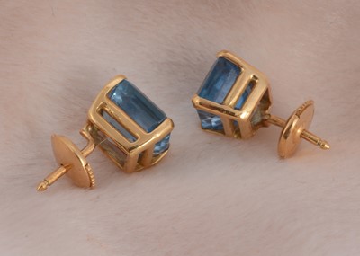 Lot 85 - A pair of 18ct gold synthetic blue spinel ear studs