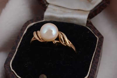 Lot 88 - A 9ct gold pearl dress ring