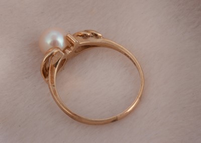 Lot 88 - A 9ct gold pearl dress ring