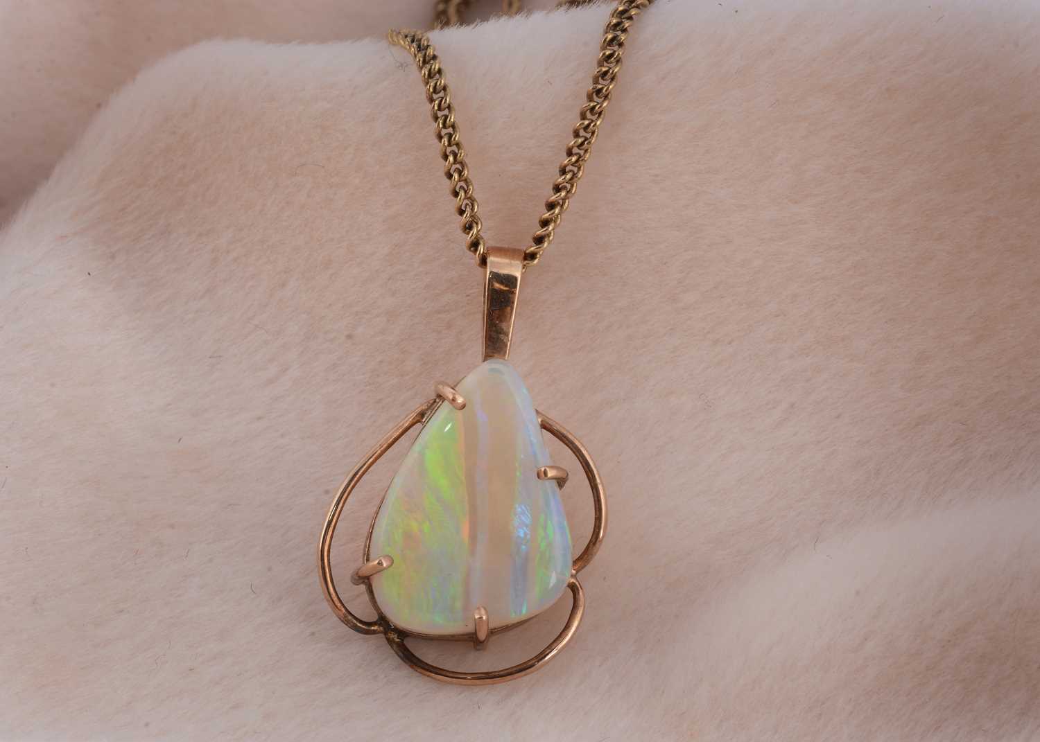 Lot 97 - A 9ct gold opal drop pendant and chain